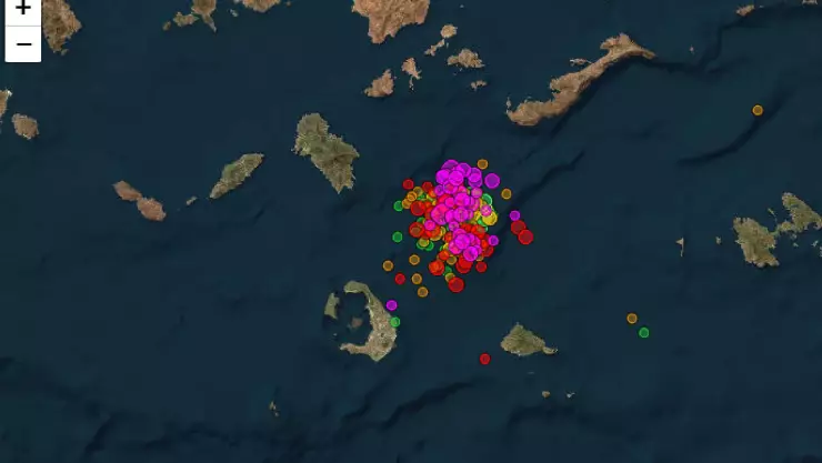 Miles de personas HUYEN por los fuertes sismos en Santorini