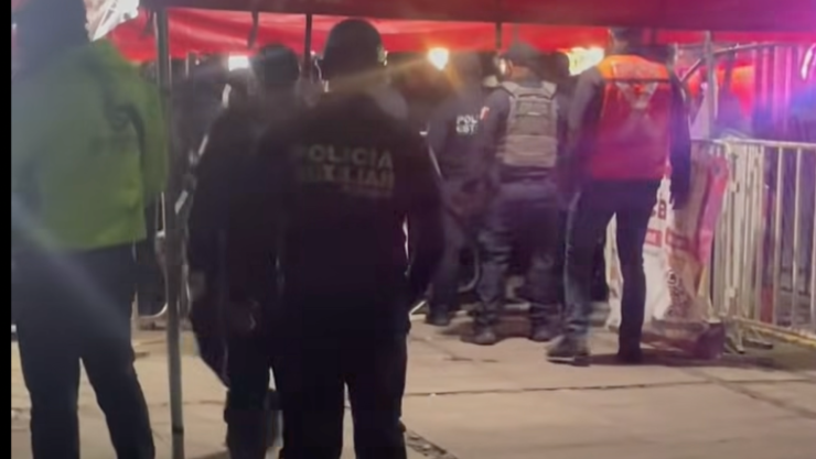 Pese a presencia de policías, captan riña entre asistentes tras concierto en la Feria de Puebla 2026