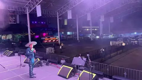 abuelito rogelio veyna el mostrenco da un concierto en la feria de fresnillo y nadie asiste.jpg