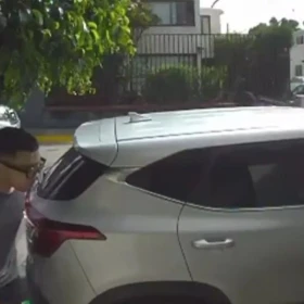 ¡VIDEO_-Robo-de-camioneta-en-Naucalpan_-sujetos-armados-someten-a-una-pareja-y-escapan-en-segundos.webp