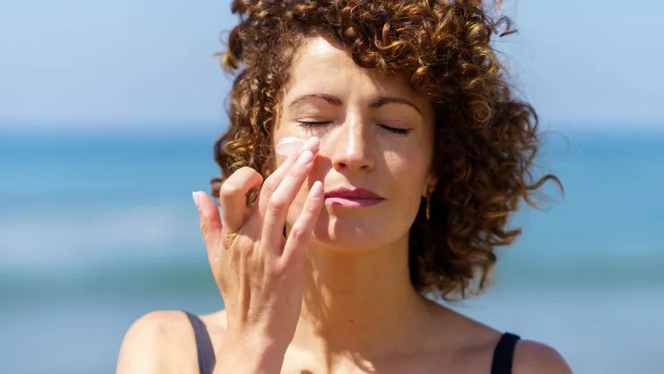 ¿Qué verdura aplicarte en la cara para eliminar manchas y paño?
