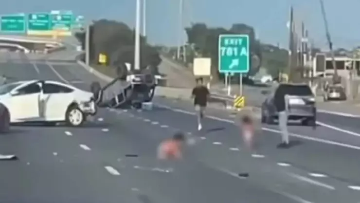 VIDEO_ ¡SE SALVARON! Dos niños en pañales quedan en la autopista tras salir expulsados del auto que se volcó.jpg
