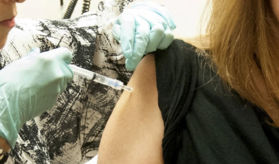 El virus del ébola se contagia a través de los fluidos corporales como sangre, vómitos, heces, saliva, orina, lágrimas, y los fluidos vaginales y seminales
