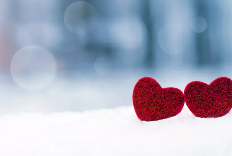 Dos corazones rojos entre la nieve