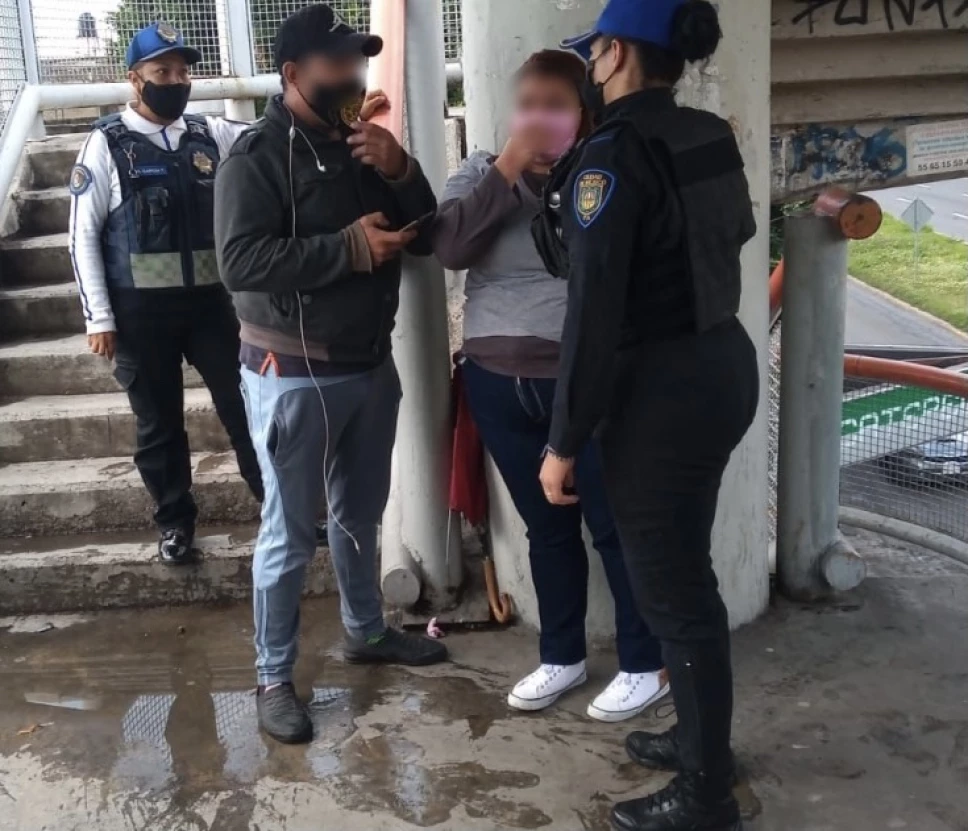 Policías evitan que mujer se aviente del puente de Metro Ecatepec