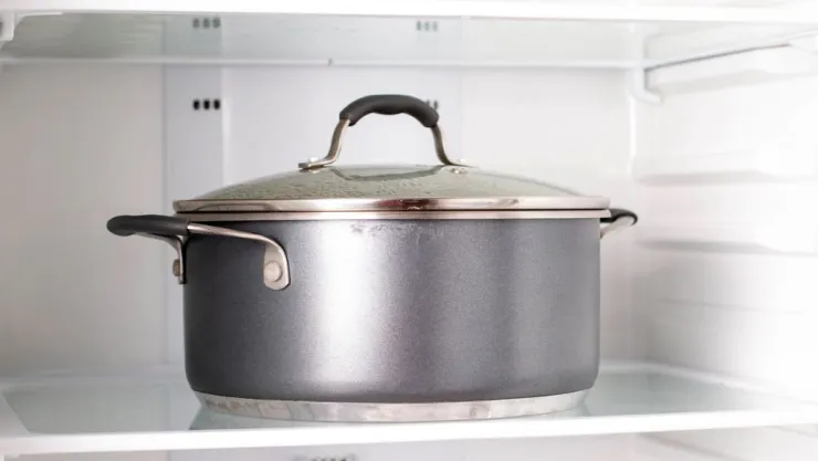 Guardar una olla en el refrigerador