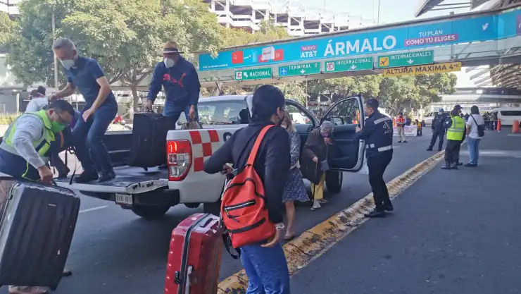 BLOQUEO aeropuerto cdmx manifestantes