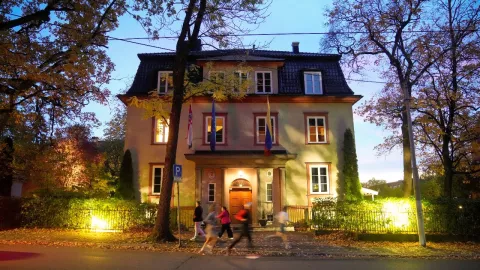 Personas pasan frente a un edificio que alberga las embajadas de Croacia y Venezuela en Oslo, Noruega , el 13 de octubre de 2025.