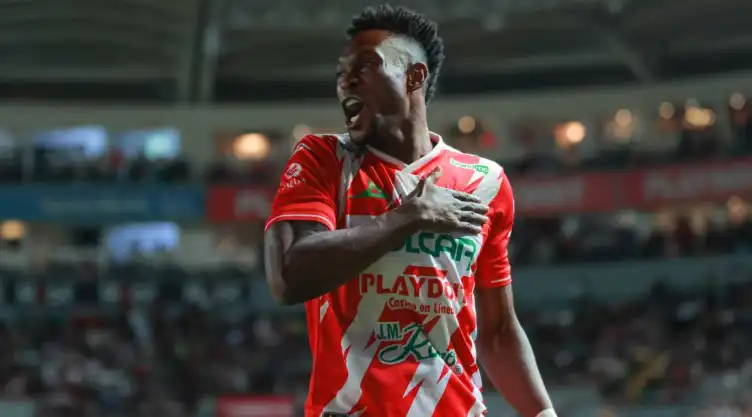 Cambindo es el futbolista más parecido a Denis Bouanga, según la IA