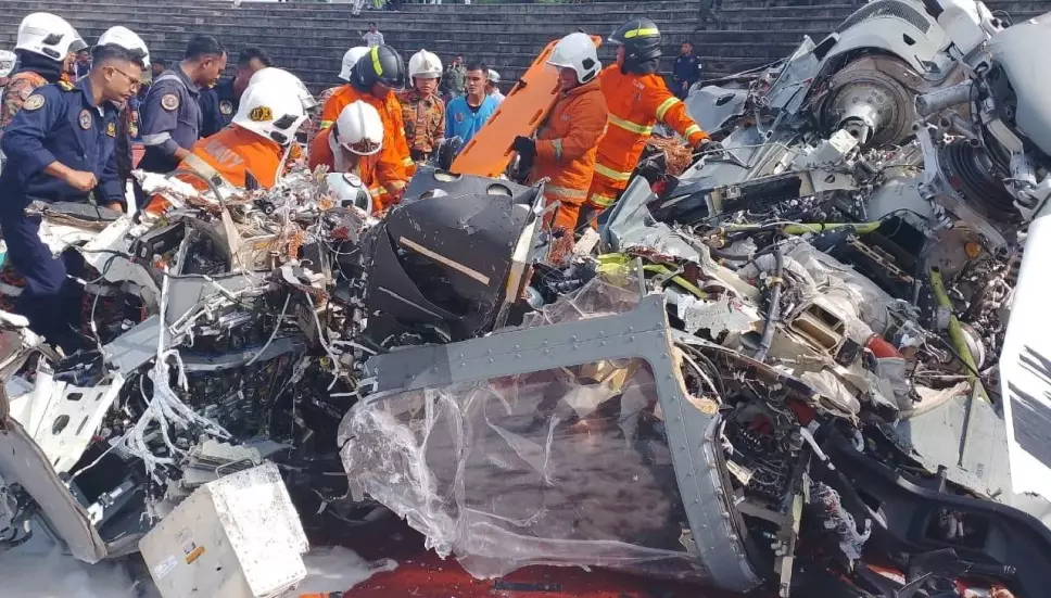 Chocan helicópteros de Malasia en pleno vuelo durante ensayo de celebración