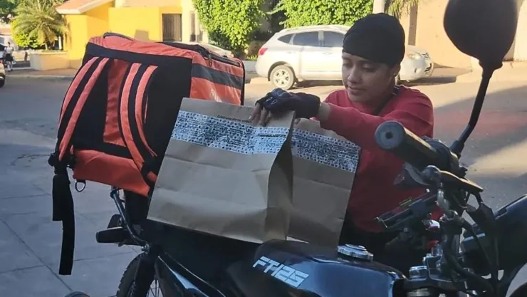 Miriam, repartidora de comida en Culiacán