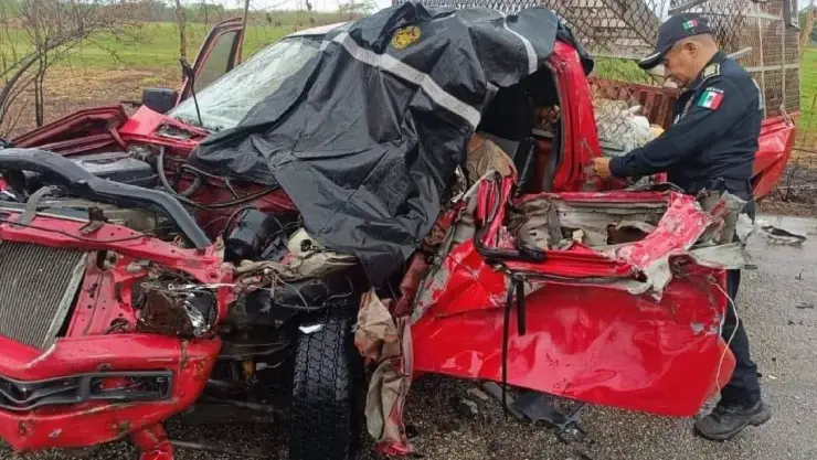 Fuerte accidente deja a hombre prensado entre los fierros plauto en la colonia Yucatán
