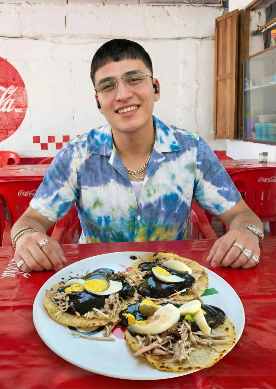 El Malilla comiendo panuchos de relleno en Yucatán.jpeg