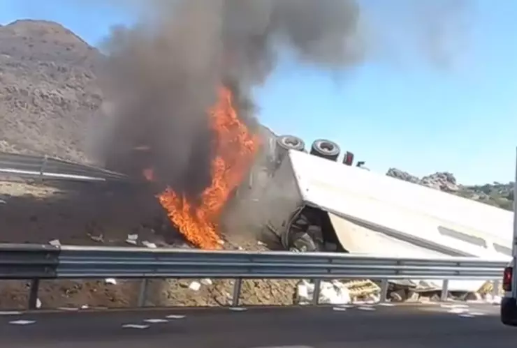 se quema trailer en la carretera 57 a la altura de santa maría del rio (1).png