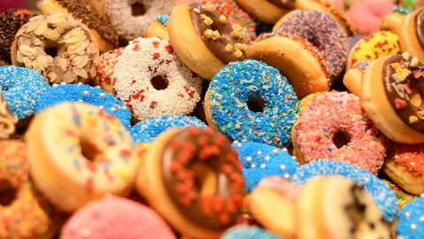 Mujer roba furgoneta con 10 mil donas