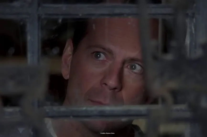 Escena de la película ‘El Sexto Sentido’ (Sixth Sense) con Halley Jeol Osment y Bruce Willis por Azteca 7.