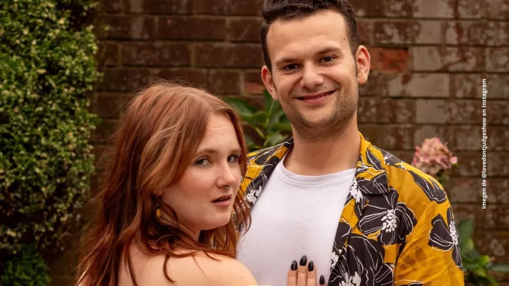 Mujer deja que su esposo pase la noche de bodas con su dama de honor