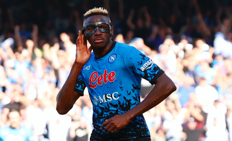 Victor Osimhen celebrando gol ante Sassuolo en Serie A