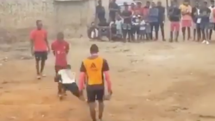 Niño desaparece balón y le baja los pantalones a su rival