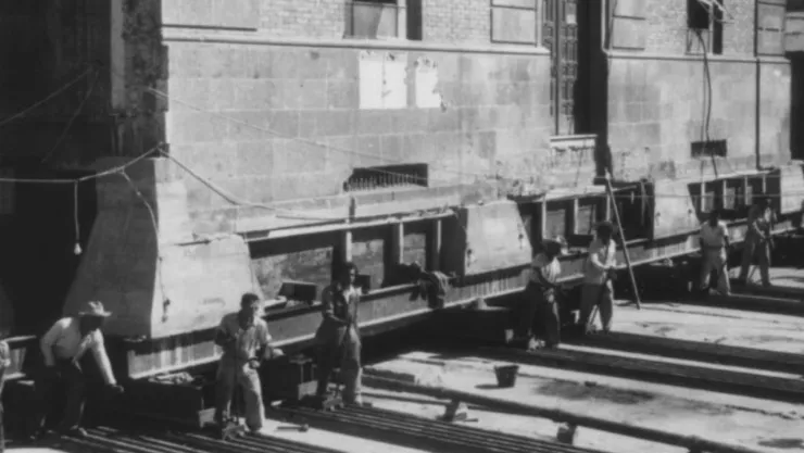Matute Remus mueve edificio de teléfono en 1950