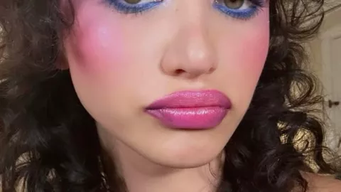 El rubor morado puede lucir rosa en pieles morenas