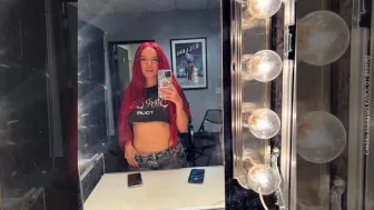 Karol G foto en espejo.jpg