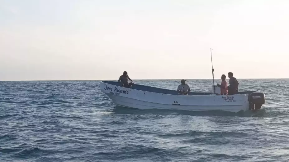 Falla mecánica deja a 4 PESCADORES a la deriva en Chicxulub Puerto; así lograron rescatarlos