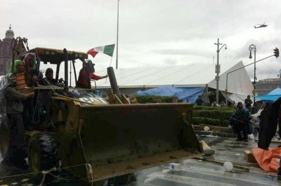 Un grupo de maestros de la CNTE no quieren abandonar el Zócalo capitalino