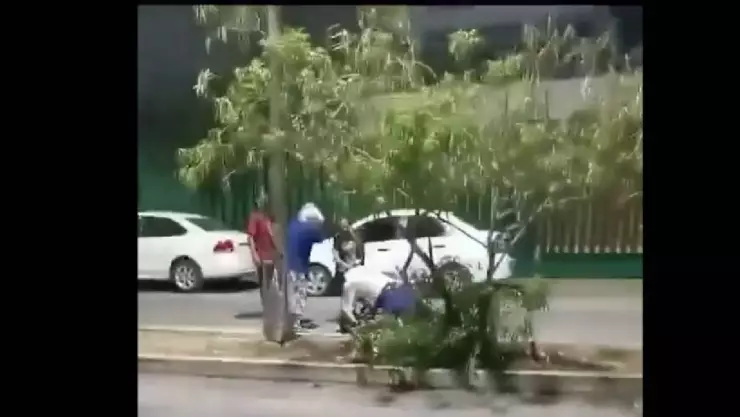 VIDEO_ Familiares de paciente agreden a doctor del IMSS de Mérida.jpg