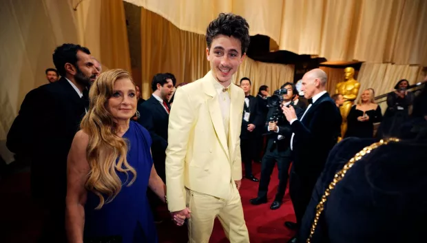 Timothee Chalamet y su mamá Nicole Flender en los Premios Oscar