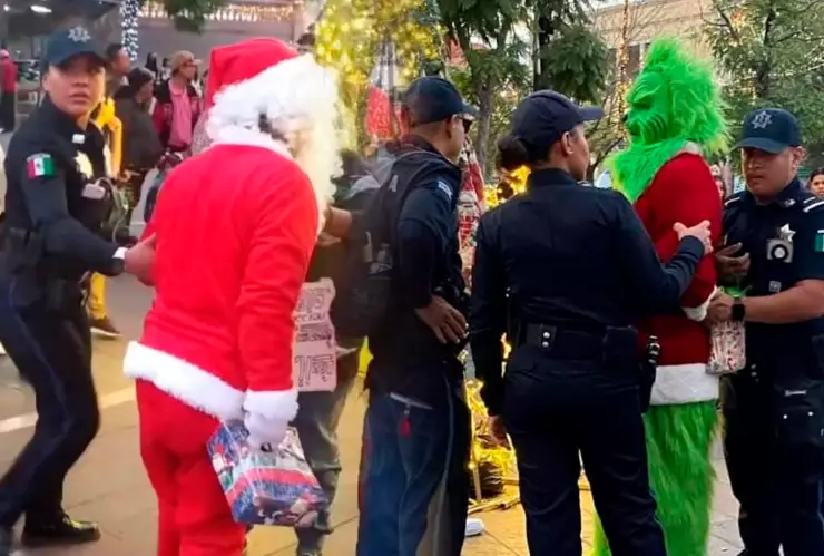 Pelea Santa y el Grinch en Aguascalientes 