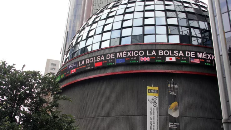 Trabajador cae de cúpula de Bolsa Mexicana de Valores