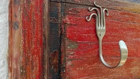 6 ideas para reemplazar el típico perchero de entrada por soluciones más vintage