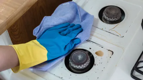 El remedio casero para eliminar el olor a grasa de tu cocina