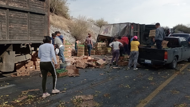 Vuelca tráiler con toneladas de aguacate y hacen rapiña