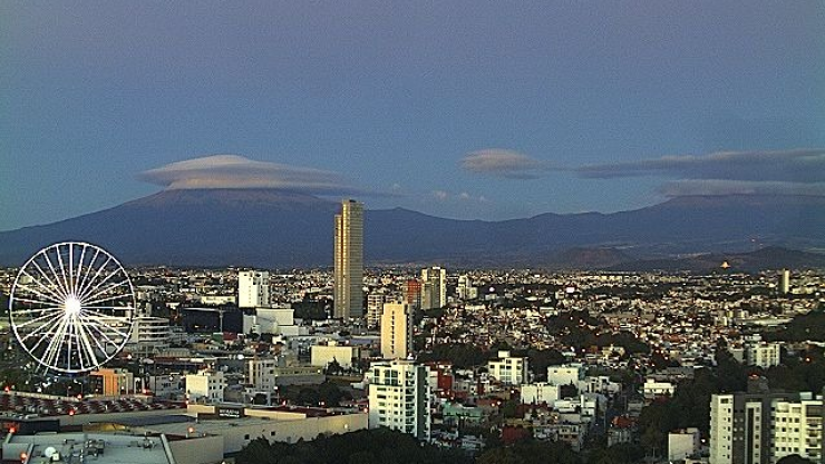 el volcán Popocatépetl amaneció cubierto por una nube lenticular