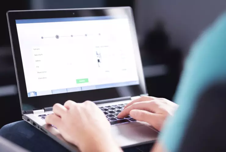 Puedes presentar los formularios de USCIS desde una computadora o un teléfono inteligente.