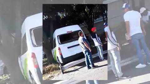 Choque en Tlalnepantla: Camioneta de pasajeros se impacta contra camellón