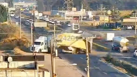 Choque entre tráiler y tolva en carretera 45