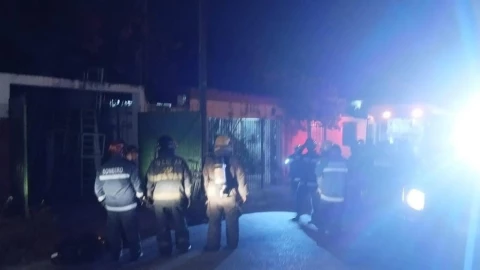 Una casa ARDIÓ EN LLAMAS en el fraccionamiento Limones; dos personas terminaron en el hospital