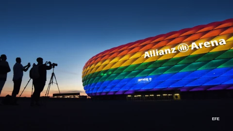 Allianz Arena iluminado con el arco iris