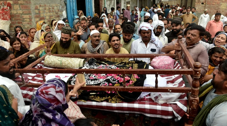 Funeral de un niño en Lahore, Pakistán