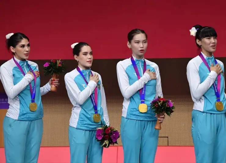 Paola Pliego (izquierda), entonando el himno de Uzbekistán en 2023