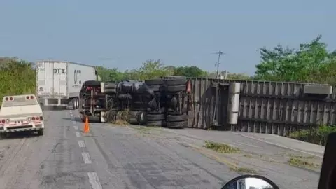 ¡Fuerte accidente! Tractocamión vuelca en la carretera Villahermosa-Escárcega; aquí los detalles