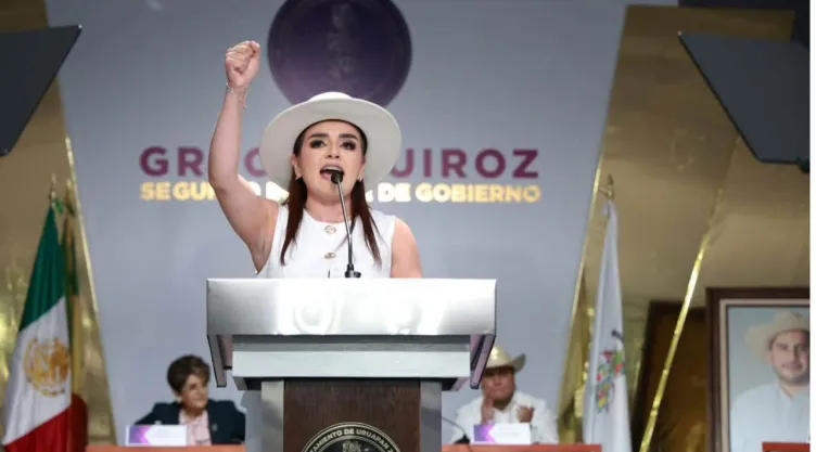 Grecia Quiroz acude a la FGR.