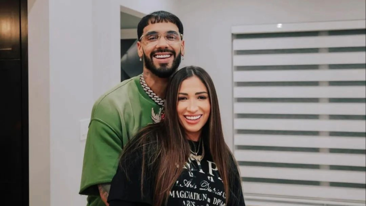 Critican a Anuel AA tras regalarle flores a su novia