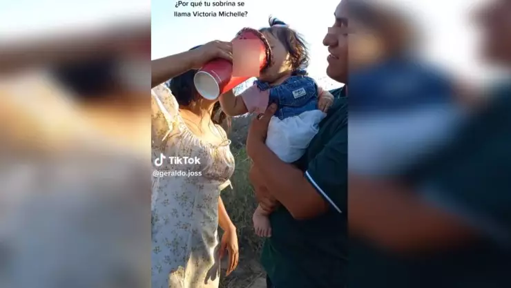 Padres dan cerveza a su bebé