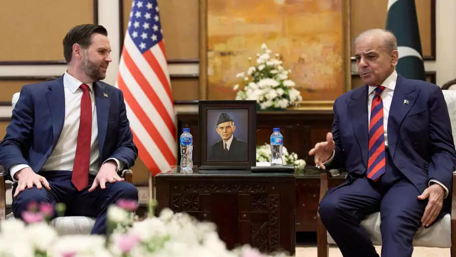 JD Vance y Shehbaz Sharif.