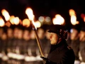 Militares alemanes realizan el desfile de antorchas.