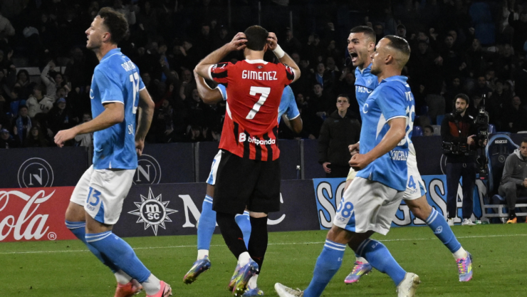 Santiago Gimenez ante el Napoli